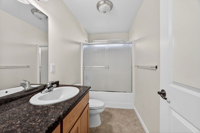 Building Photo - Spacious 2 Bedroom, 2 bath 2nd Floor Apartment