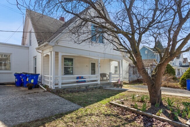 Building Photo - 5 Bedroom Single Family in Brunswick