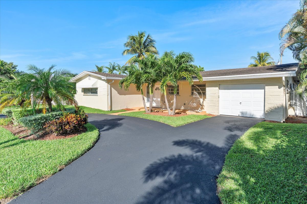 Building Photo - 440 N Rainbow Dr