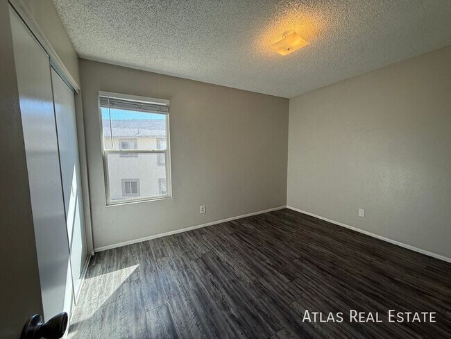 Building Photo - 465 W Ivyglen St