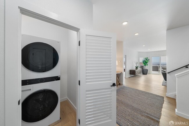 Building Photo - 628 Los Palmos Dr
