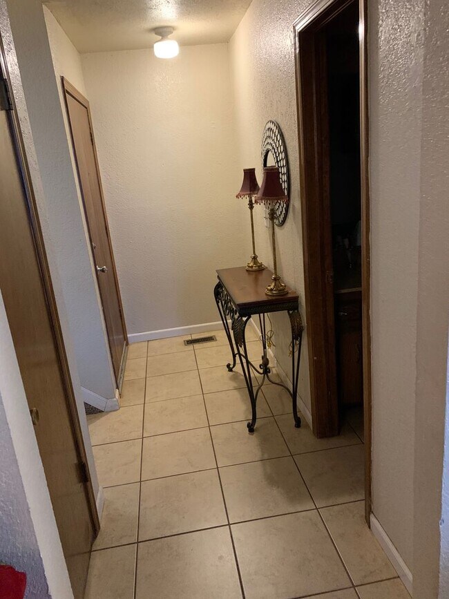 Building Photo - Duplex with massive bedrooms and living area!