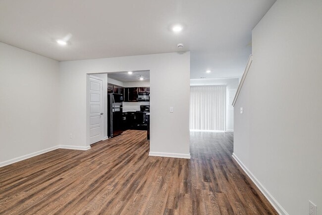 Building Photo - 3 Bed 2.5 Bath TOWNHOMES with MOVE-IN-SPECIALS!!