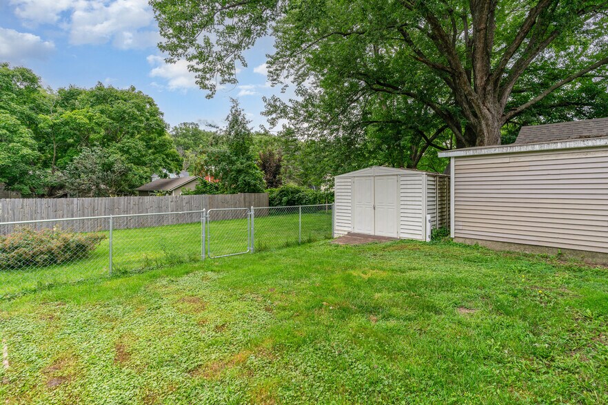 Building Photo - 1405 S Park St