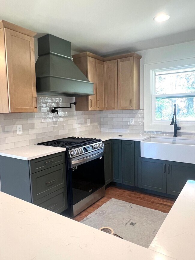 Building Photo - 3 Bedroom 2 Bath house Great Hendersonville Location!