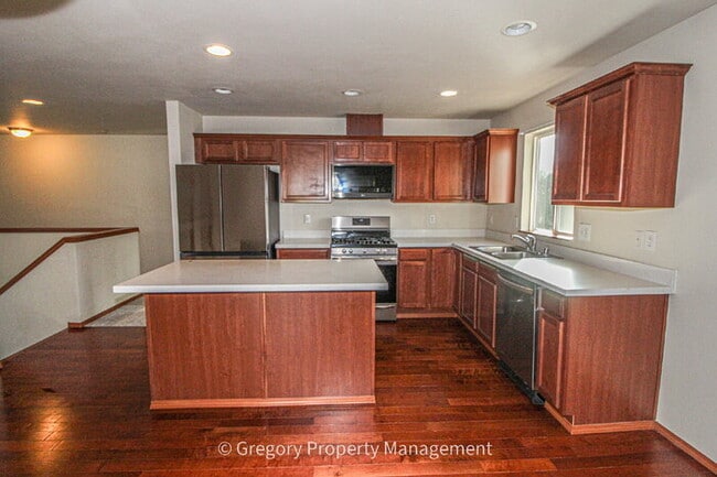 Building Photo - Bright and Spacious 5 bed Home - Steps from Martha Lake Airport!