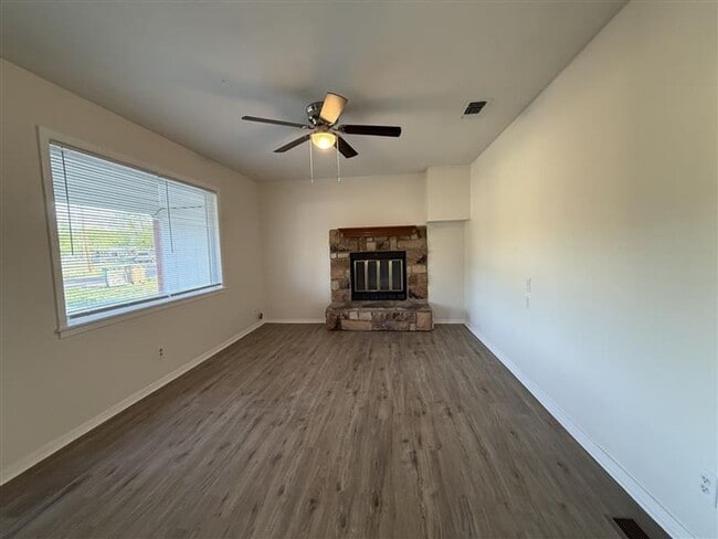Building Photo - Charming 4-Bed Home — Freshly Rehabbed AVAILABLE NOW!