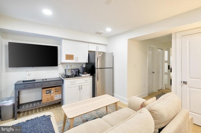 Building Photo - 1214 Linden Pl NE