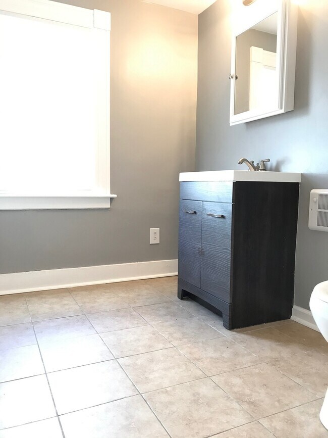 Building Photo - 353 Poplar St