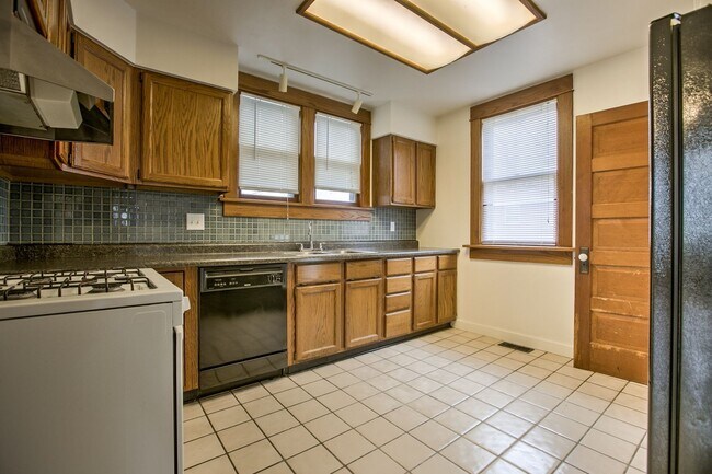 Building Photo - 1327 S 13th St