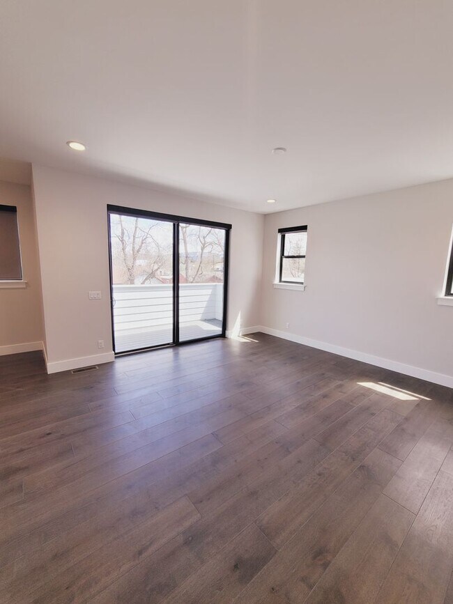 Building Photo - Luxury Downtown Townhome