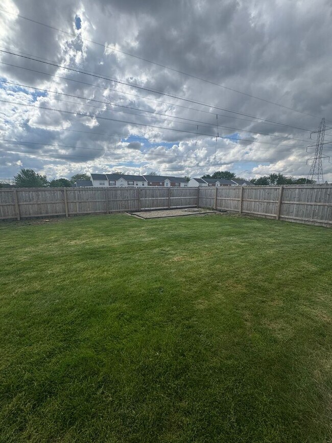 Building Photo - Three Bedroom Home with Fenced in Yard!