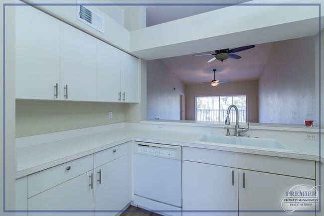 Building Photo - ***2+DEN/2 BATH***CENTRAL NAPLES***CYPRESS...