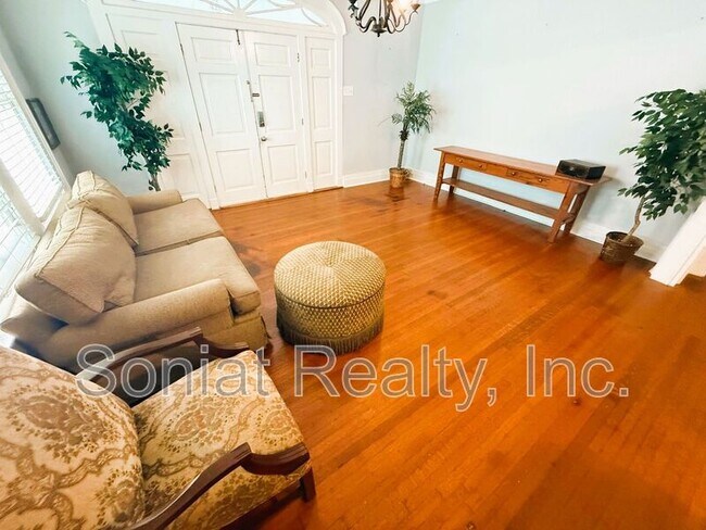 Building Photo - 3308 Upperline St