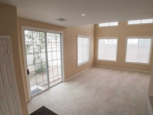 Building Photo - 3 BEDROOM, 3 BATHROOM, 2 CAR GARAGE, COMMU...