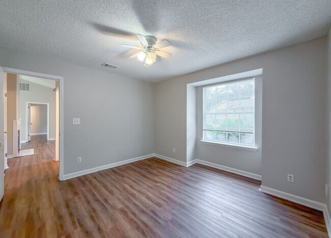 Building Photo - LOVELY SE 3/2 w/ New Paint, Fireplace, Fenced Yard, Vaulted Ceilings, Washer/Dryer, & No Carpet! ...