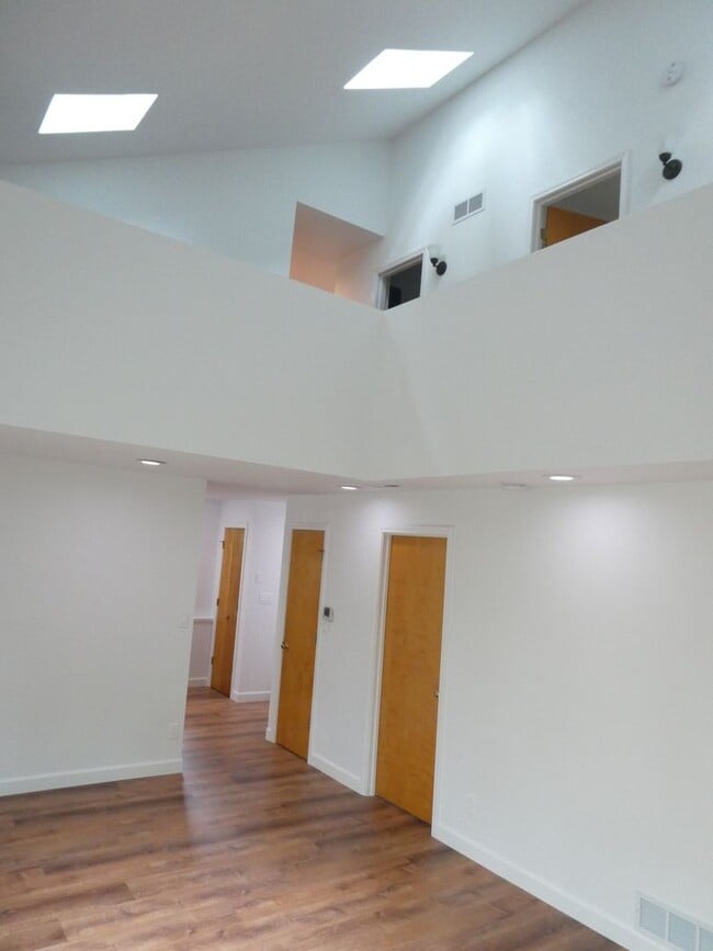 Building Photo - 3 Bedroom 2 Bath Home- Old South West