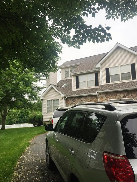 Garage and 3 car driveway - 137 Salem Rd