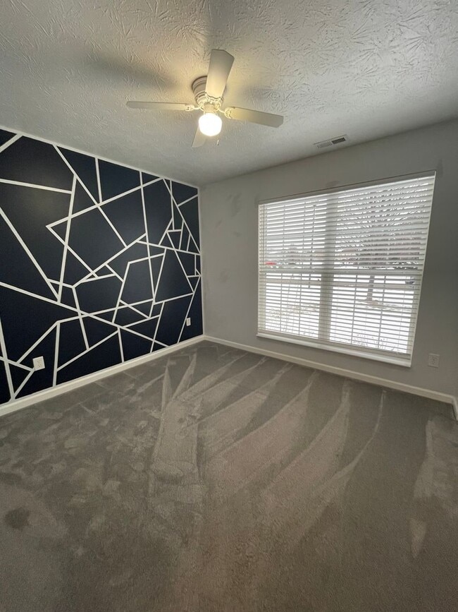 Building Photo - Gorgeous Three Bedroom Single-Family Home