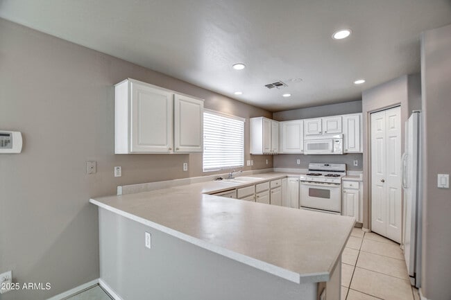 Building Photo - 6660 E Riverdale St