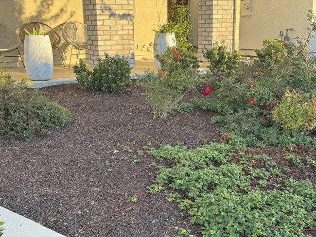 Building Photo - Beautiful 5-Bedroom Home with Solar