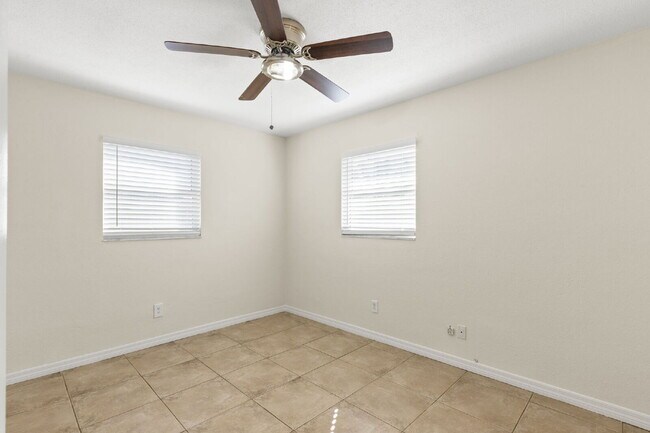 Building Photo - "Charming 3-Bed, 2-Bath Gem in St. Petersb...