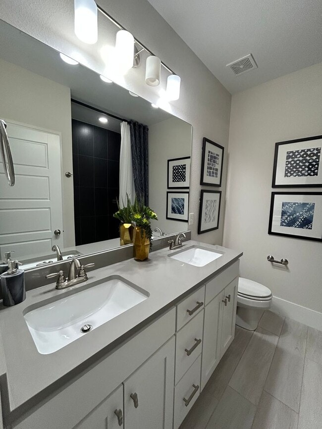 Building Photo - Fully Furnished Stylish 4-Bedroom Home in ...