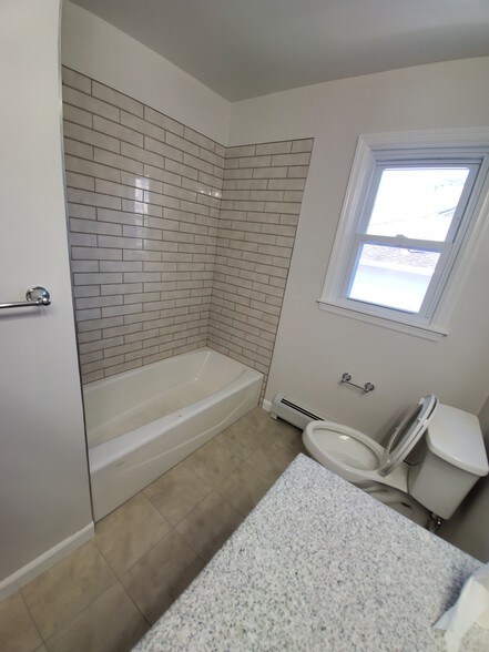 Bathroom - Tub/Toilet - 216 Glen Ave