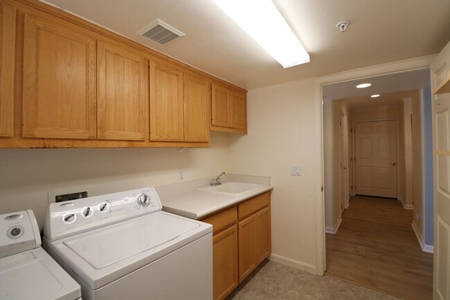 Building Photo - Beautiful Templeton Home