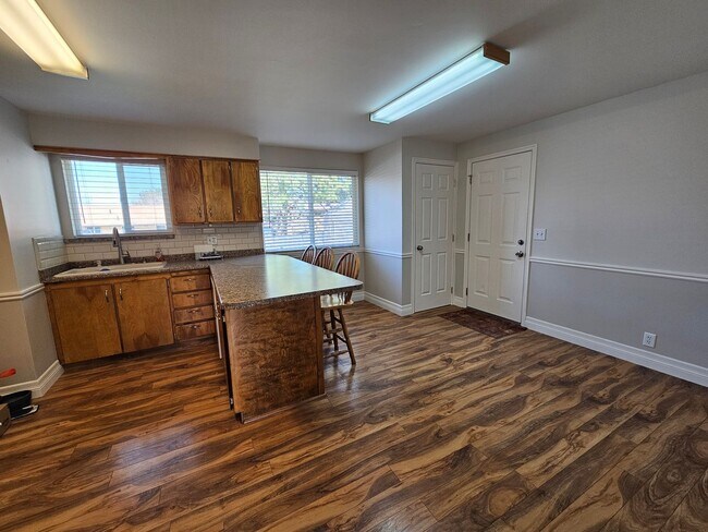 Building Photo - Beautiful 3 Bed/3 Bath Home