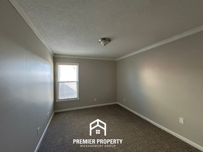 Building Photo - Spacious 3BR Memphis Home | Vaulted Ceilings, Fireplace, 2-Car Garage & Fenced Yard