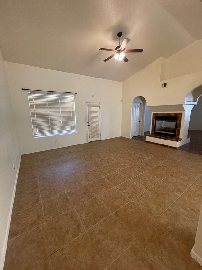 Building Photo - Lovely 4 Bedroom/2 Bath home in Parkhill E...