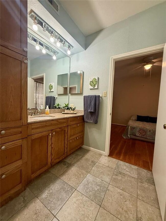 Building Photo - Beautiful 2 bedroom 1 bath condo