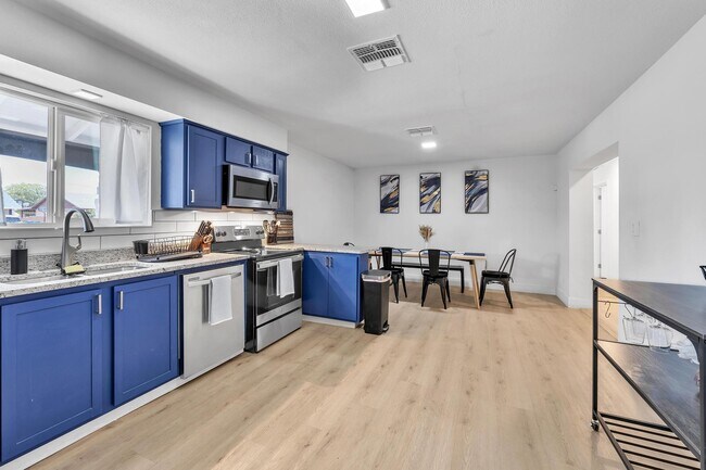 Building Photo - 1510 W 7th Dr