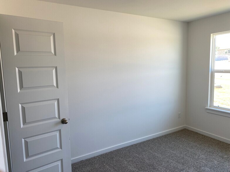 Building Photo - 1032 Pebble Dr