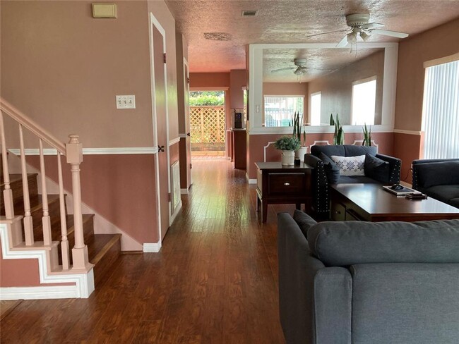 Building Photo - Totally updated townhome, Laminate Floor l...