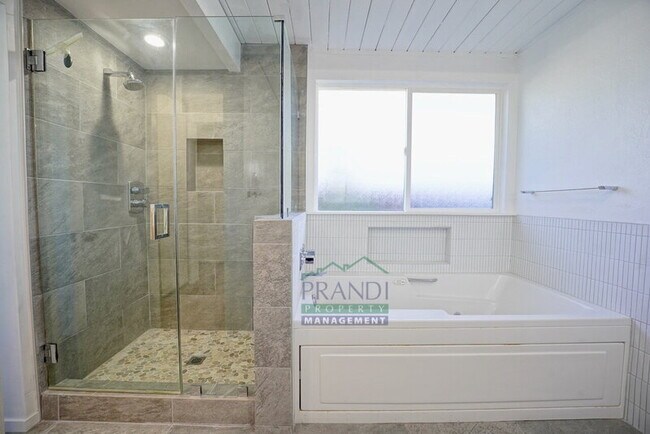 Building Photo - 955 Las Ovejas Ave