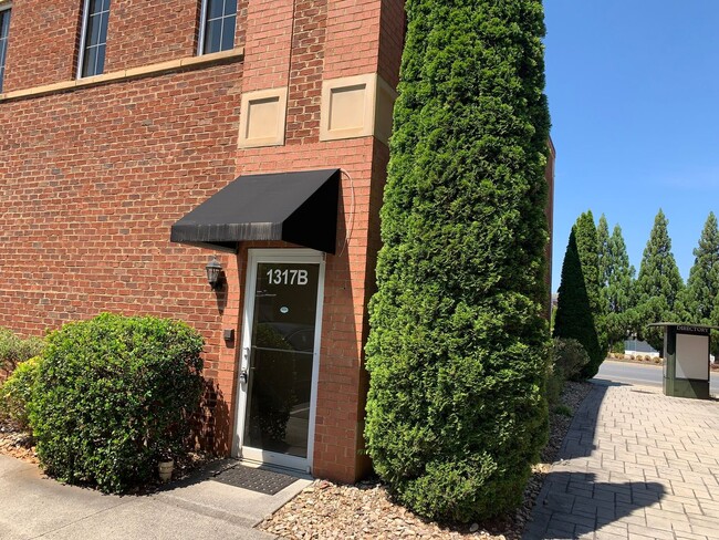 Building Photo - Wyndhurst Neighborhood-2nd floor unit