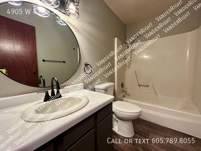 Building Photo - 4905 W 43rd St
