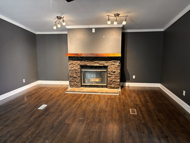 Building Photo - 136 Brown Farms Dr