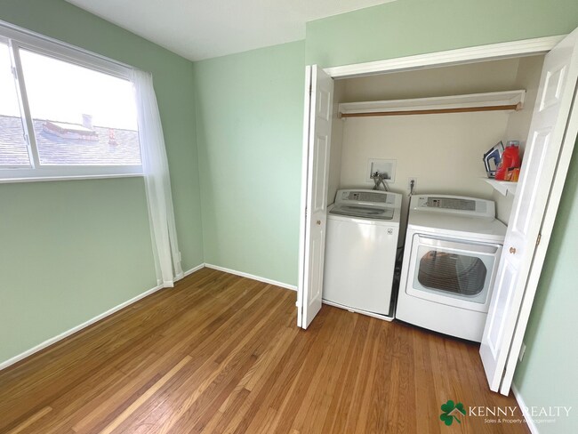 Building Photo - Large Five Bedroom, Three Bathroom with In...