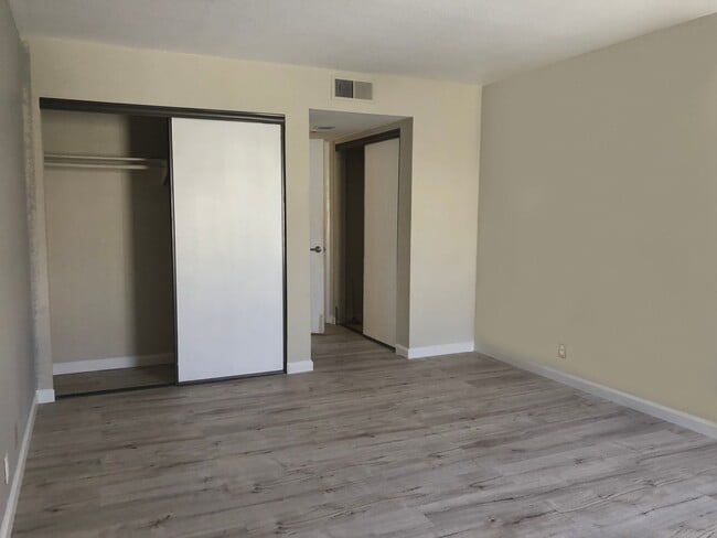 Building Photo - Dual master condo located in University Heights