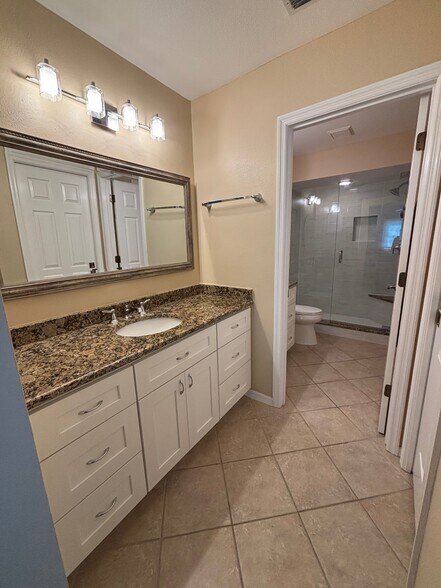 Main bathroom - 5699 Sheffield Greene Cir