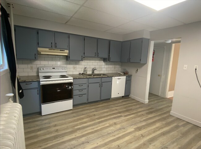 Kitchen - 515 Winslow Ave