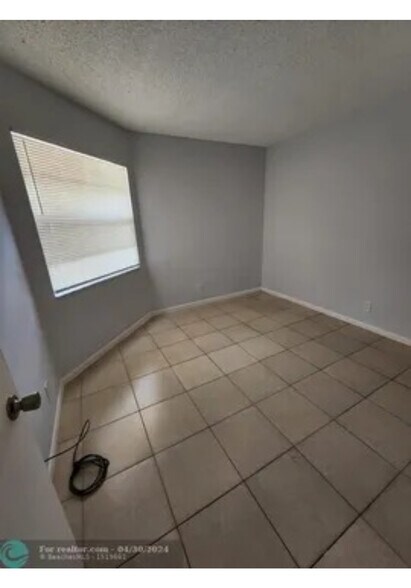 Building Photo - 4118 Lakeside Dr