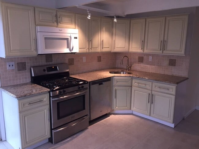 Building Photo - 68 University Heights Dr