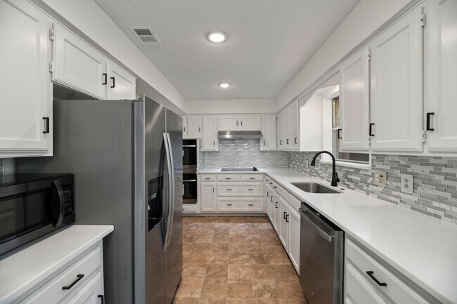 Building Photo - AVAILABLE NOW! BEAUTIFUL 3 BEDROOM HOME LO...