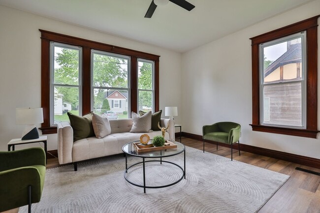 Building Photo - Newly Renovated Single Family Home