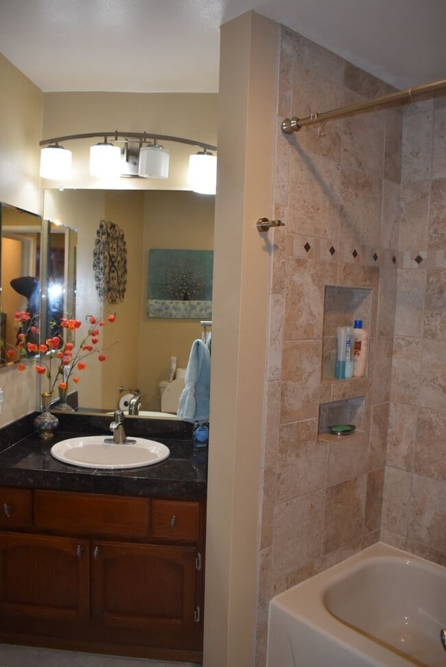 Building Photo - 2 Bedroom 2 Bath Single Story Golf Course ...