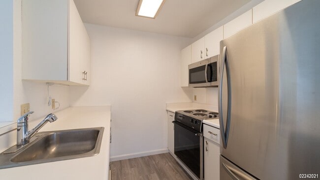 Building Photo - Recently Updated 2BR/1.5BA/1PKG Unit in Ho'omaka Village at Waikele (Waipahu)